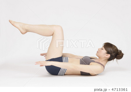 腹筋運動する女性 4713361