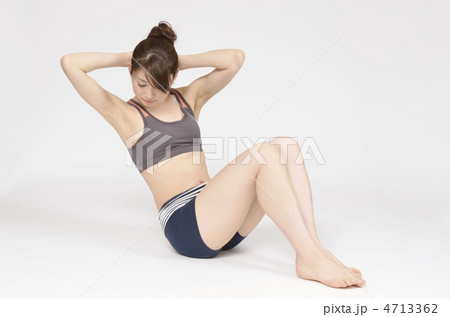 腹筋運動する女性 4713362