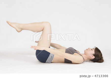 腹筋運動する女性 4713366