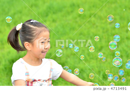 シャボン玉で遊ぶ女の子 シャボン玉で遊ぶ女の子 4713491