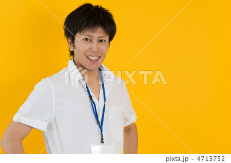 白いシャツを着た日本人男性 4713752