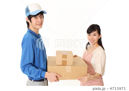 宅配便を受け取る 4713971