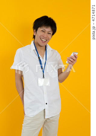 白いシャツを着た日本人男性 4714871