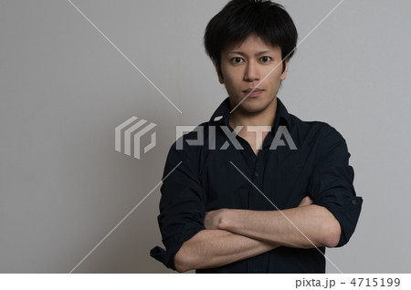 紺色のシャツを着た20代の男性 4715199