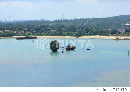 沖縄 恩納海浜公園ナビービーチ 夫婦岩 の写真素材