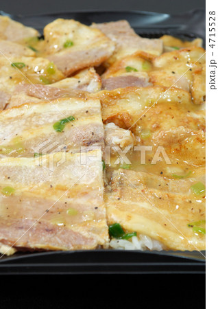 おいしいねぎ塩豚カルビ弁当 4715528