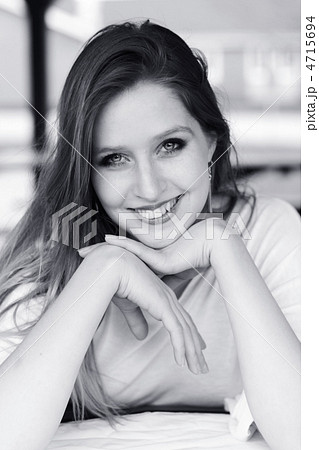 笑顔でこちらを見つめる外国人女性 白黒 の写真素材