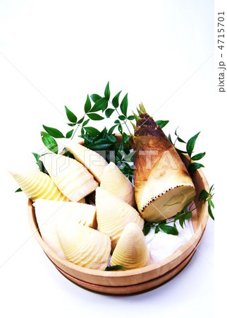 春の味覚・桶に茹で筍・白バック縦位置俯瞰 4715701