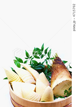 春の味覚・桶に茹で筍・白バック縦位置斜俯瞰アップ 春の味覚・桶に茹で筍・白バック縦位置斜俯瞰アップ 4715702