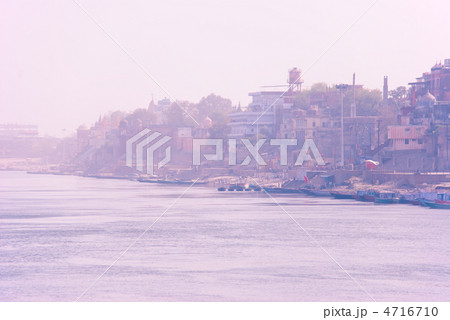 ガンジス川の岸、遠景の建物：インド・ヴァラナシ 4716710