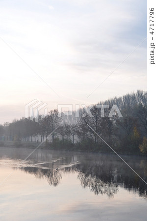 レーゲンスブルク　朝もやに包まれた運河 4717796