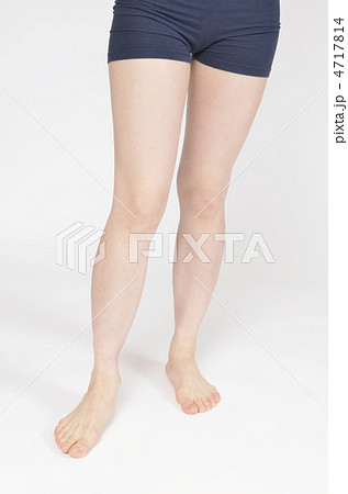 スタイルの良い女性の足の写真素材