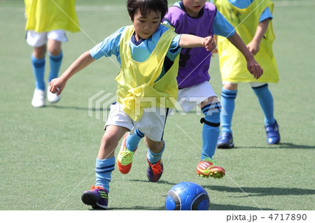 ユニフォームを着たサッカー少年のドリブルシーン ユニフォームを着たサッカー少年のドリブルシーン 4717890