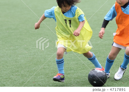 ユニフォームを着たサッカー少年のディフェンスシーン 4717891