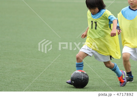 ユニフォームを着たサッカー少年のドリブルシーン 4717892
