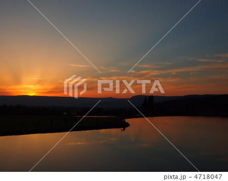 水辺の夕暮れ 4718047