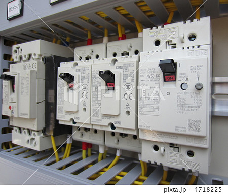 操作盤や制御盤の電気基盤で漏電遮断機 4718225