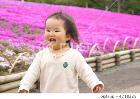 芝桜とはしゃぐ女の子 芝桜とはしゃぐ女の子 4718235