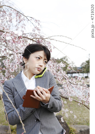 スマホとビジネスウーマン　モデル：大友　歩 4719320