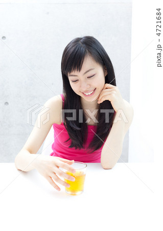 お茶を飲む女の子 4721684