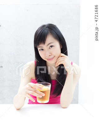 お茶を飲む女の子 4721686
