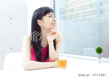お茶を飲む女の子 4721687