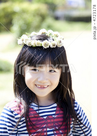 花冠を乗せる女の子の写真素材