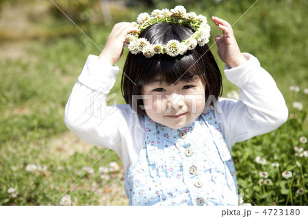 花冠を乗せる女の子 花冠を乗せる女の子 4723180