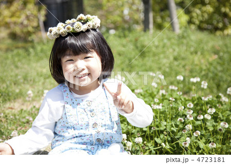 花冠を乗せる女の子の写真素材