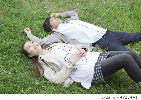 芝生に寝転ぶカップル 4723441