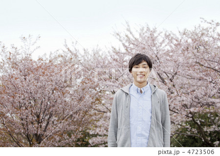 桜をバックに立つ男性のポートレート 4723506