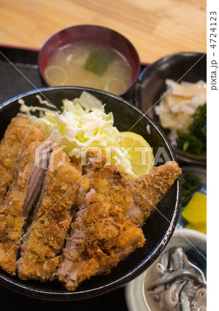まぐろソースかつ丼 4724123