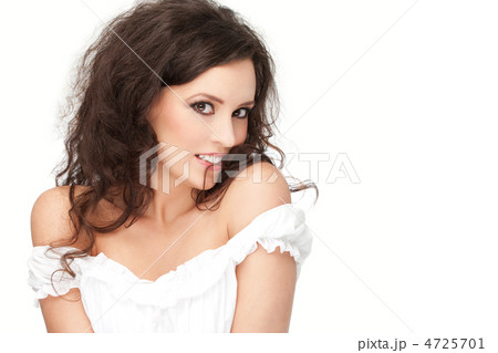 gorgeous brunette posing 4725701