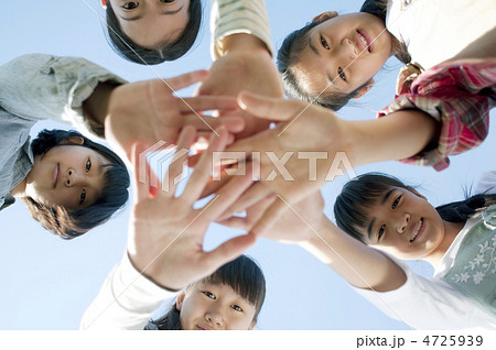 手を合わせる中学生 4725939