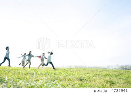 草原を走る中学生 4725941