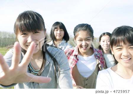 草原を走る中学生 4725957