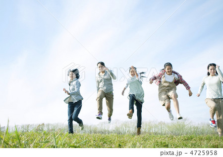 草原でジャンプをする中学生 4725958