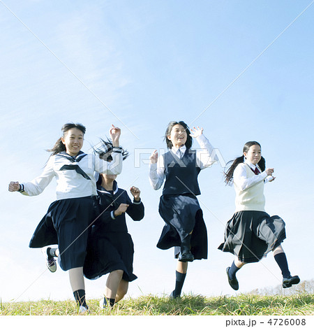 草原でジャンプをする中学生 草原でジャンプをする中学生 4726008