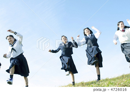 草原を走る中学生 4726016