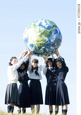 地球のボールを持つ中学生 地球のボールを持つ中学生 4726028