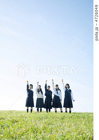 草原で手を挙げる中学生 草原で手を挙げる中学生 4726049