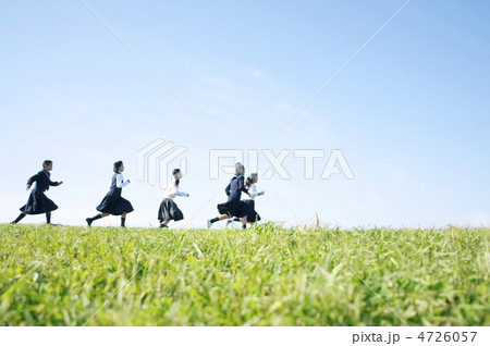 草原を走る中学生 4726057