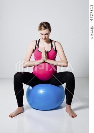 Pregnant woman meditatingの写真素材 [4727315] - PIXTA