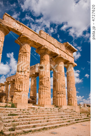 Greek temple in Selinunte 4727620