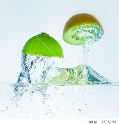citrus fruit splashing 4728294