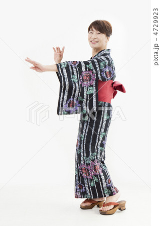 浴衣姿の女性（50〜60代） 4729923