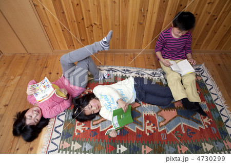 読書する子供3人 読書する子供3人 4730299