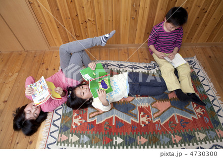 読書する子供3人 読書する子供3人 4730300
