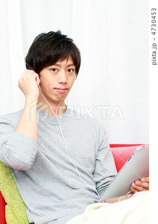 iPadで音楽を聞く男性 4730453