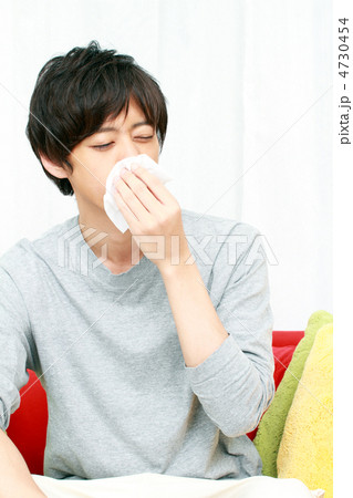 鼻詰まりの若い男性 4730454